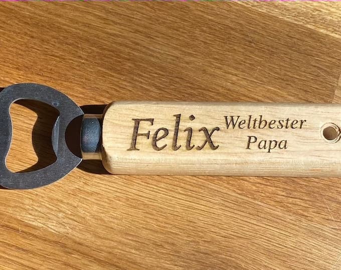 Personalisierter Flaschenöffner aus Holz mit Gravur